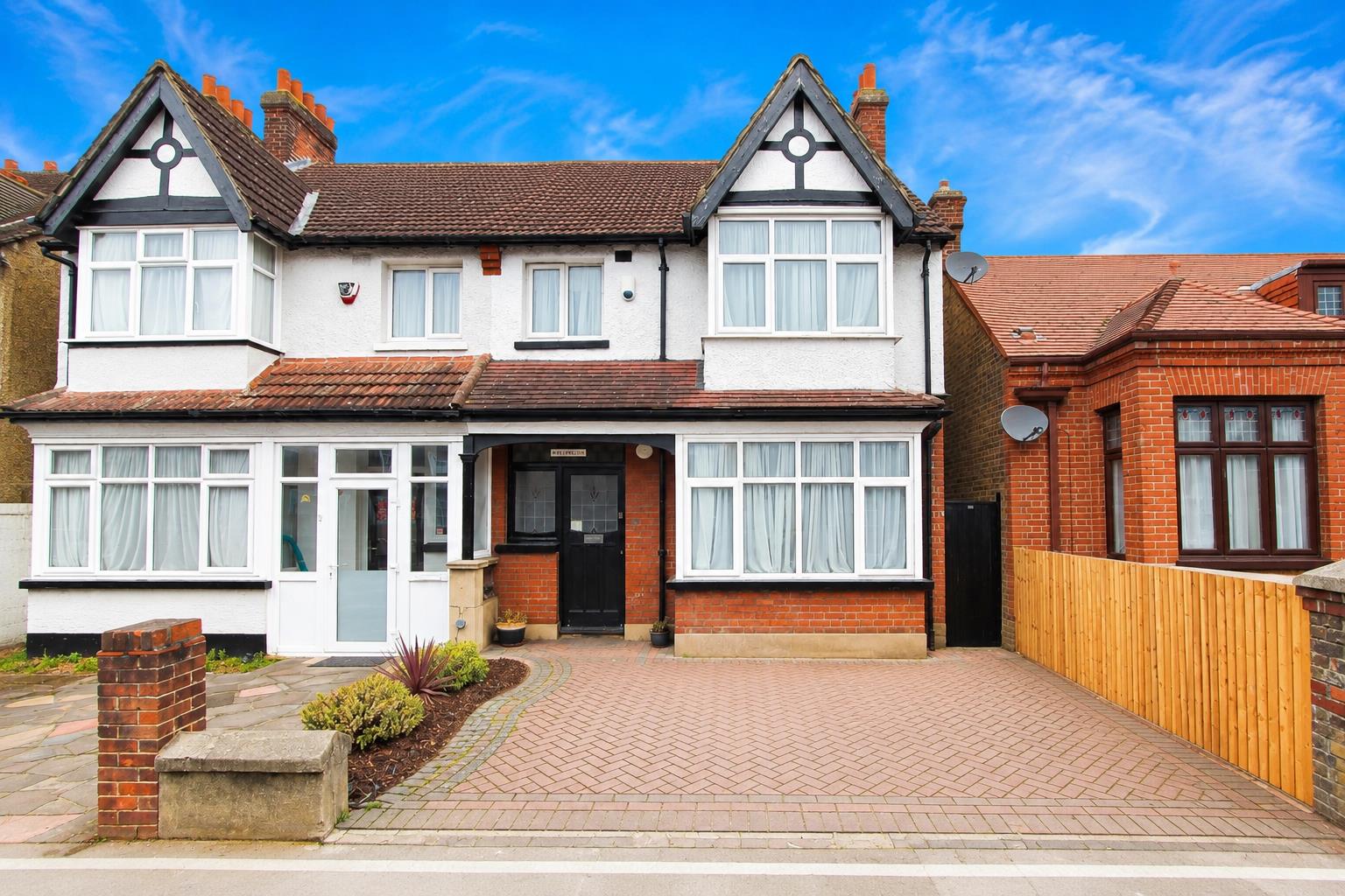 3 bed property in Hackbridge Road, Wallington